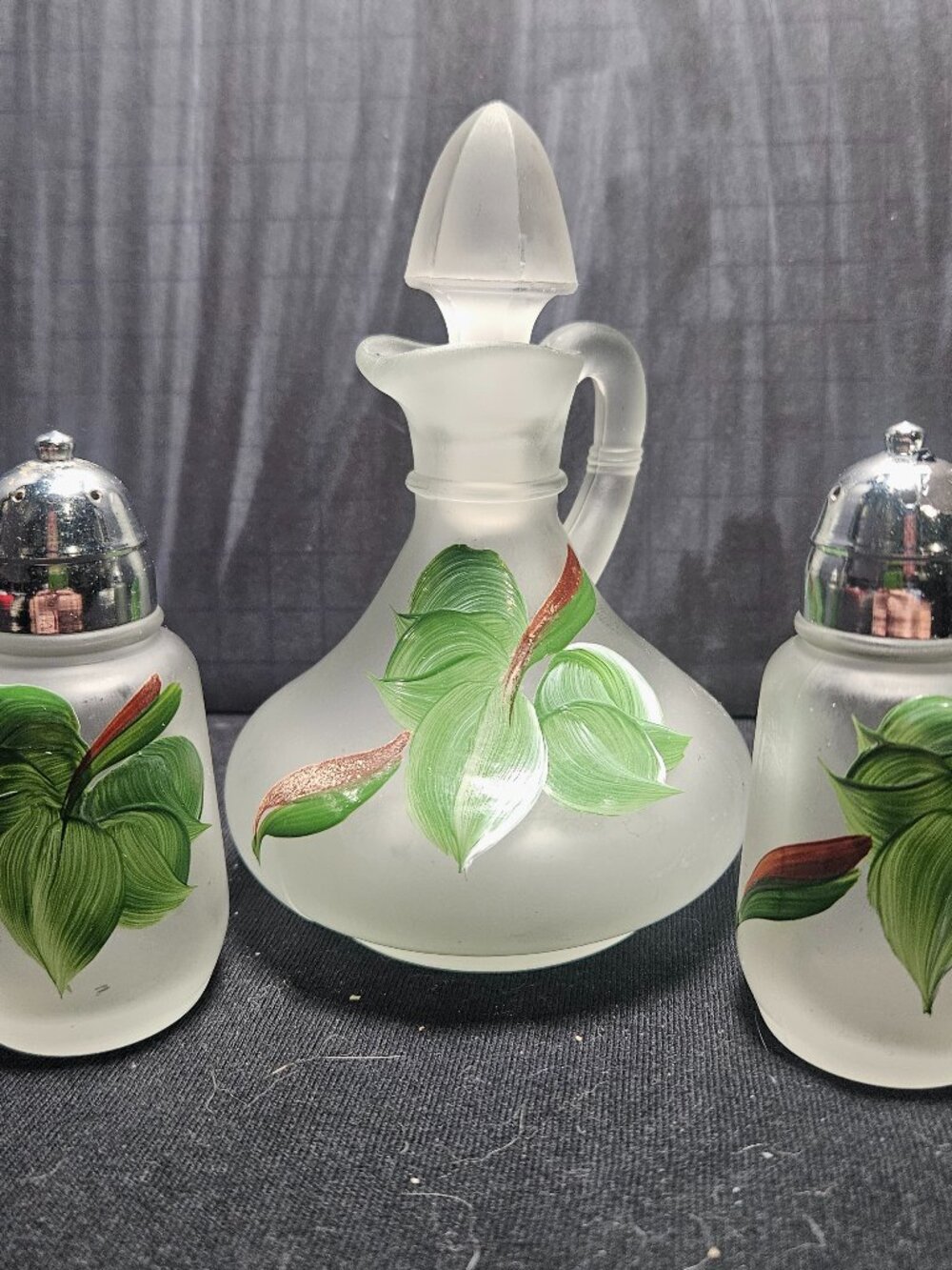 S&P shakers and Cruet